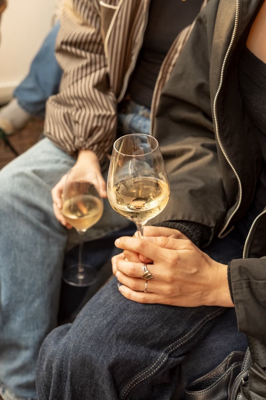 Een glas wijn bij de borrel